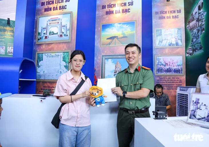 Du khách thích thú xem UAV, chơi giải mã vụ án tại triển lãm '80 năm An ninh nhân dân' Du khách thích thú xem UAV, chơi giải mã vụ án tại triển lãm '80 năm An ninh nhân dân'