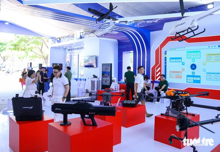 Du khách thích thú xem UAV, chơi giải mã vụ án tại triển lãm '80 năm An ninh nhân dân' Du khách thích thú xem UAV, chơi giải mã vụ án tại triển lãm '80 năm An ninh nhân dân'