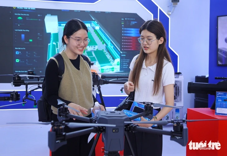 Du khách thích thú xem UAV, chơi giải mã vụ án tại triển lãm '80 năm An ninh nhân dân' Du khách thích thú xem UAV, chơi giải mã vụ án tại triển lãm '80 năm An ninh nhân dân'