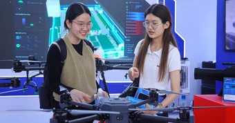 Du khách thích thú xem UAV, chơi giải mã vụ án tại triển lãm '80 năm An ninh nhân dân'