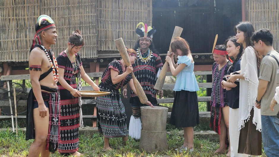 Du khách trải nghiệm văn hóa Cơ tu tại Ngày hội Đông Giang Du khách trải nghiệm văn hóa Cơ tu tại Ngày hội Đông Giang