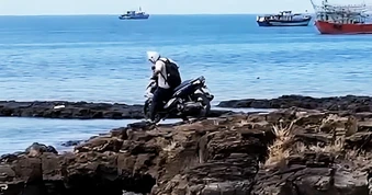 Du khách Trung Quốc chạy xe máy trên vòm đá di tích ở Lý Sơn