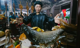Dựng cỗ cá chép nằm võng trăm triệu mừng tuổi lên lão
