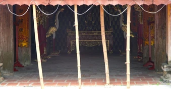 Dựng cọc tre “chống nạng” cho di tích cổ