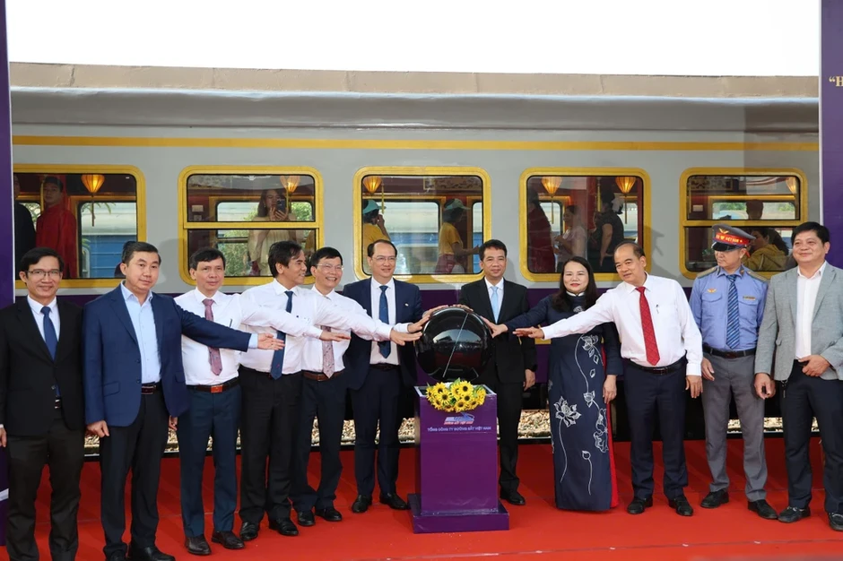 Đường sắt ra mắt diện mạo mới tàu ‘Hành trình kết nối di sản miền Trung’