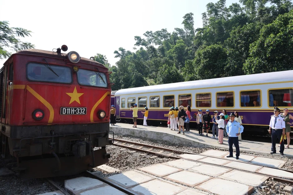 Đường sắt ra mắt diện mạo mới tàu ‘Hành trình kết nối di sản miền Trung’