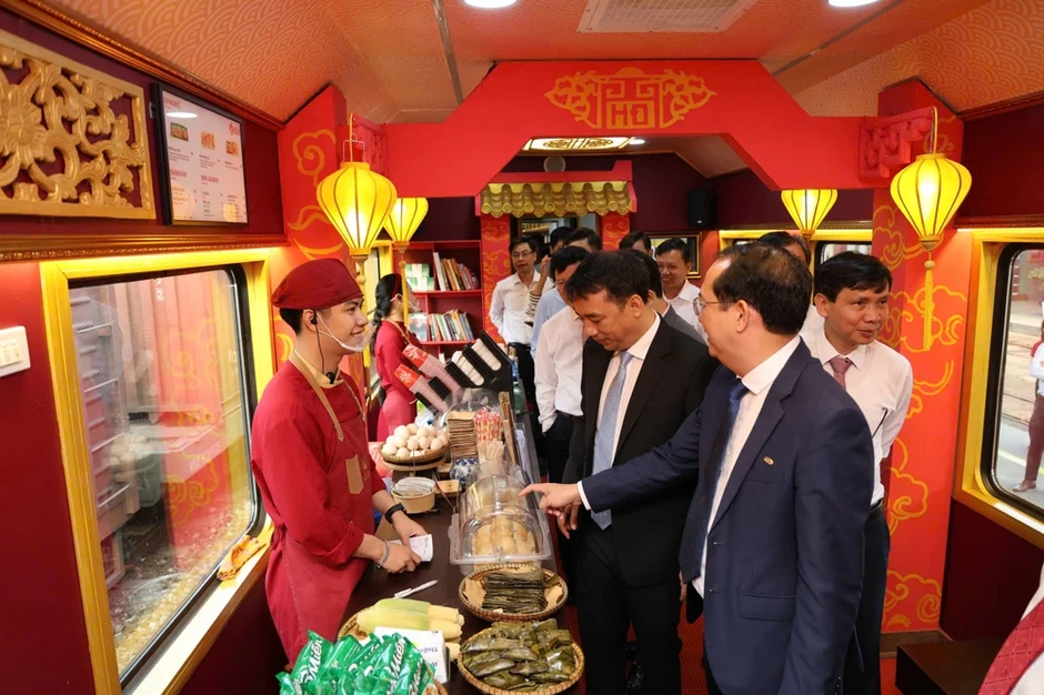 Đường sắt ra mắt diện mạo mới tàu ‘Hành trình kết nối di sản miền Trung’