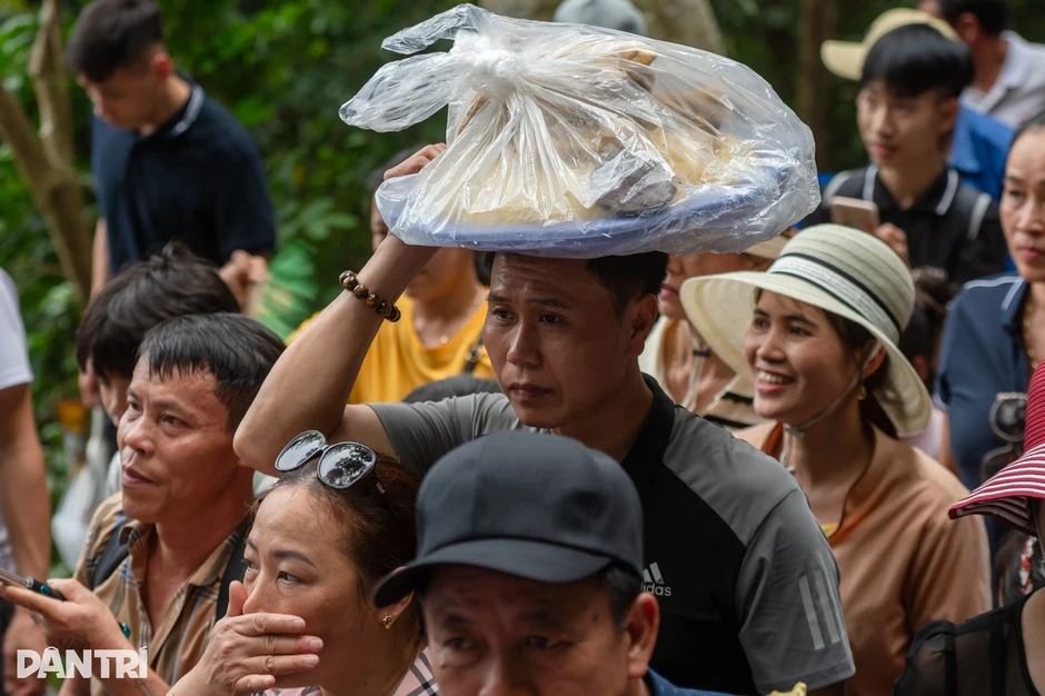 Gần 7 triệu lượt khách về đền Hùng giỗ Tổ, khách sạn không còn phòng trống Gần 7 triệu lượt khách về đền Hùng giỗ Tổ, khách sạn không còn phòng trống