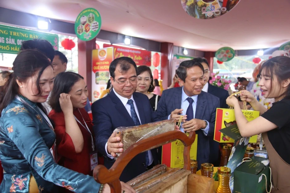 Gần 700 gian hàng OCOP trưng bày tại Lễ hội mùa xuân Côn Sơn - Kiếp Bạc Gần 700 gian hàng OCOP trưng bày tại Lễ hội mùa xuân Côn Sơn - Kiếp Bạc