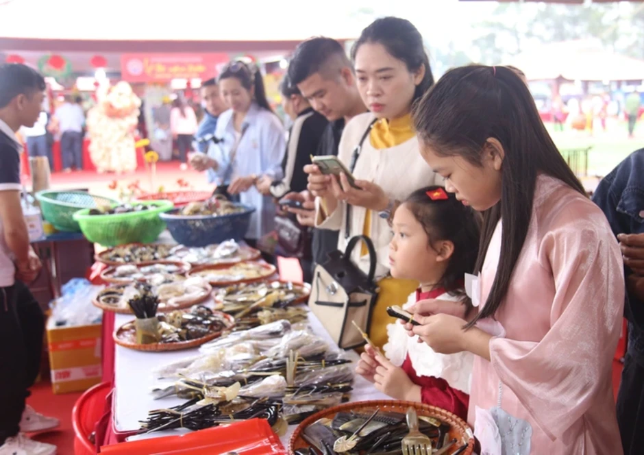 Gần 700 gian hàng OCOP trưng bày tại Lễ hội mùa xuân Côn Sơn - Kiếp Bạc Gần 700 gian hàng OCOP trưng bày tại Lễ hội mùa xuân Côn Sơn - Kiếp Bạc