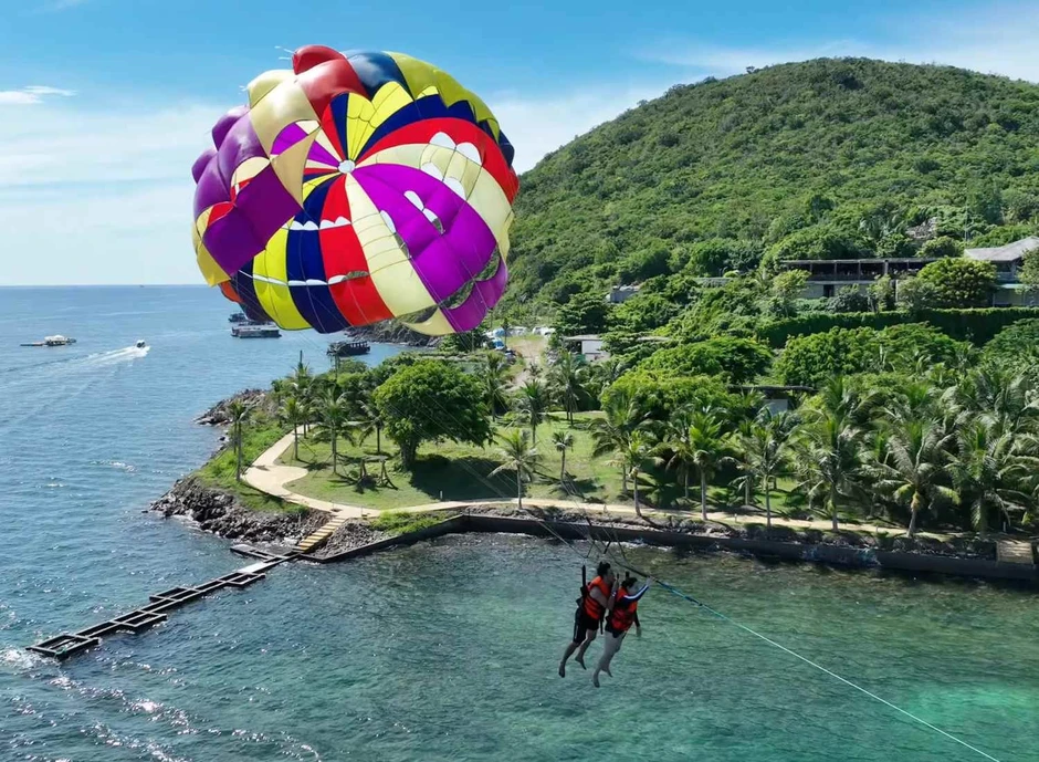 Gặp sự cố dù bay ở Hạ Long, 2 du khách mắc kẹt treo lơ lửng trên cây dừa Gặp sự cố dù bay ở Hạ Long, 2 du khách mắc kẹt treo lơ lửng trên cây dừa
