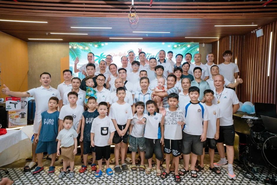 Gia đình Hà Nội 100 người thuê 30 phòng ngủ, góp 300 triệu du lịch hè