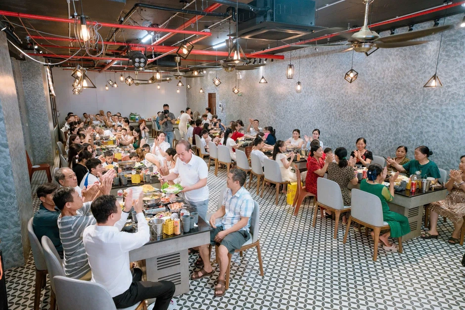 Gia đình Hà Nội 100 người thuê 30 phòng ngủ, góp 300 triệu du lịch hè