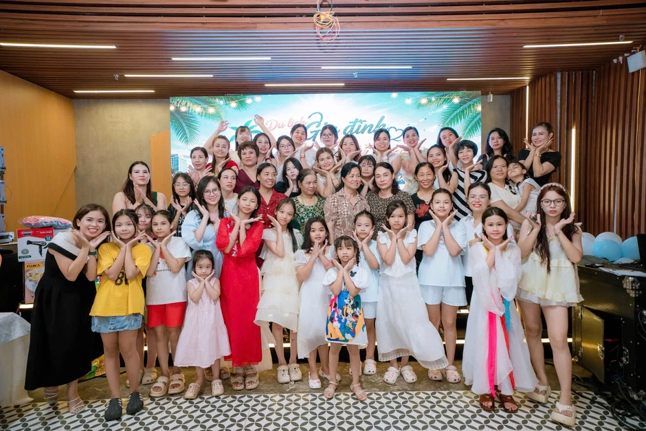 Gia đình Hà Nội 100 người thuê 30 phòng ngủ, góp 300 triệu du lịch hè