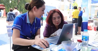 Giá vé máy bay tăng chóng mặt, nhiều tour vẫn ưu đãi ở Hội chợ Hà Nội