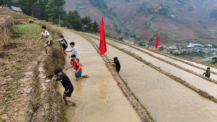 Giải chạy độc lạ nhất Việt Nam: Đua nhau leo ruộng bậc thang Mù Cang Chải Giải chạy độc lạ nhất Việt Nam: Đua nhau leo ruộng bậc thang Mù Cang Chải
