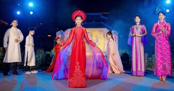 Giải mã hiện tượng du khách đổ đến Huế, Đà Nẵng