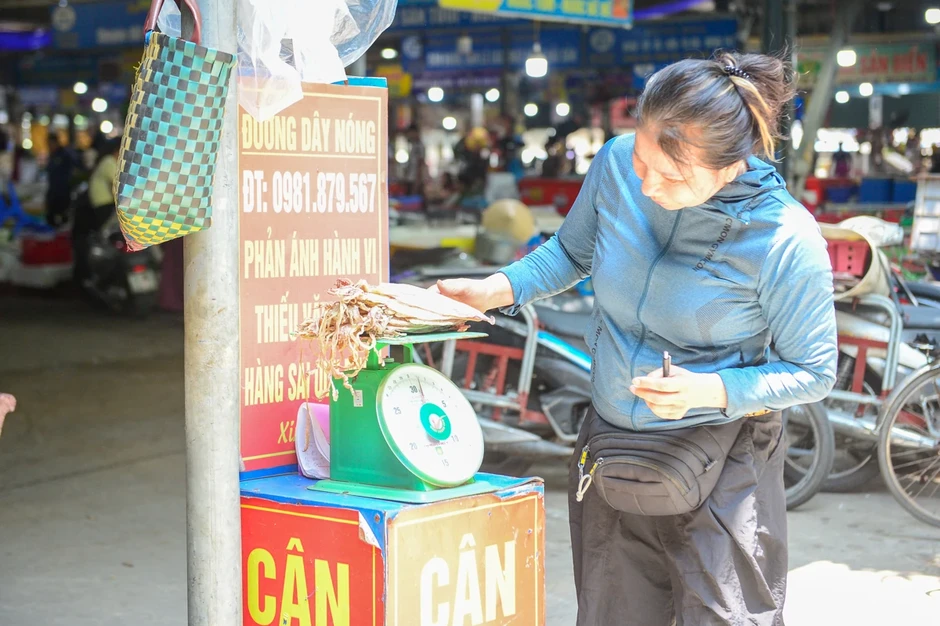 Giải pháp "chống chặt chém" khi mua hải sản theo cân tại điểm du lịch Giải pháp "chống chặt chém" khi mua hải sản theo cân tại điểm du lịch