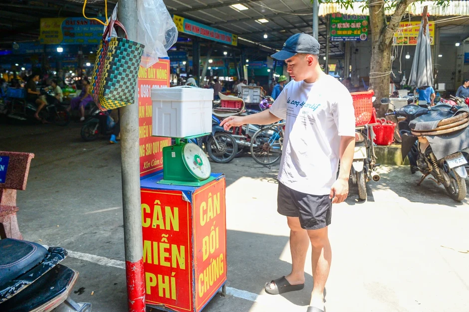 Giải pháp "chống chặt chém" khi mua hải sản theo cân tại điểm du lịch Giải pháp "chống chặt chém" khi mua hải sản theo cân tại điểm du lịch