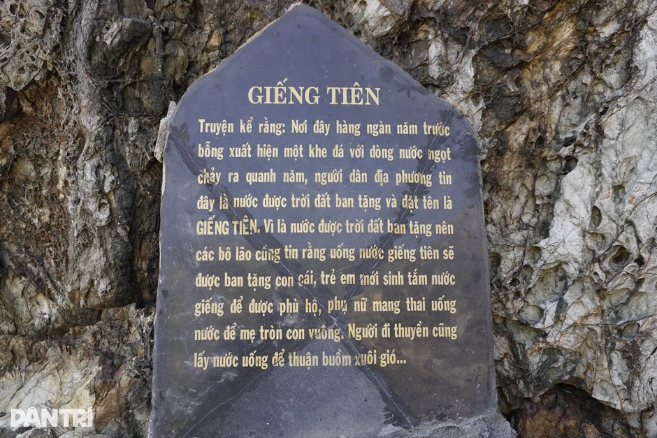 Giếng Tiên giữa núi đá bên bờ biển, nước ngọt chảy quanh năm Giếng Tiên giữa núi đá bên bờ biển, nước ngọt chảy quanh năm