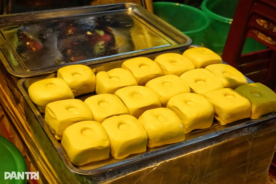 Giới trẻ xếp hàng mua món bánh lạ “ăn vào có tiền” ở TPHCM