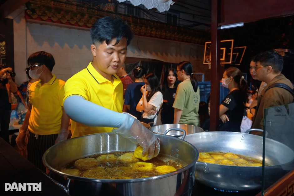 Giới trẻ xếp hàng mua món bánh lạ “ăn vào có tiền” ở TPHCM