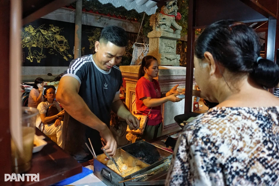 Giới trẻ xếp hàng mua món bánh lạ “ăn vào có tiền” ở TPHCM