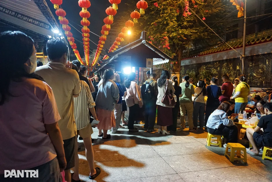 Giới trẻ xếp hàng mua món bánh lạ “ăn vào có tiền” ở TPHCM