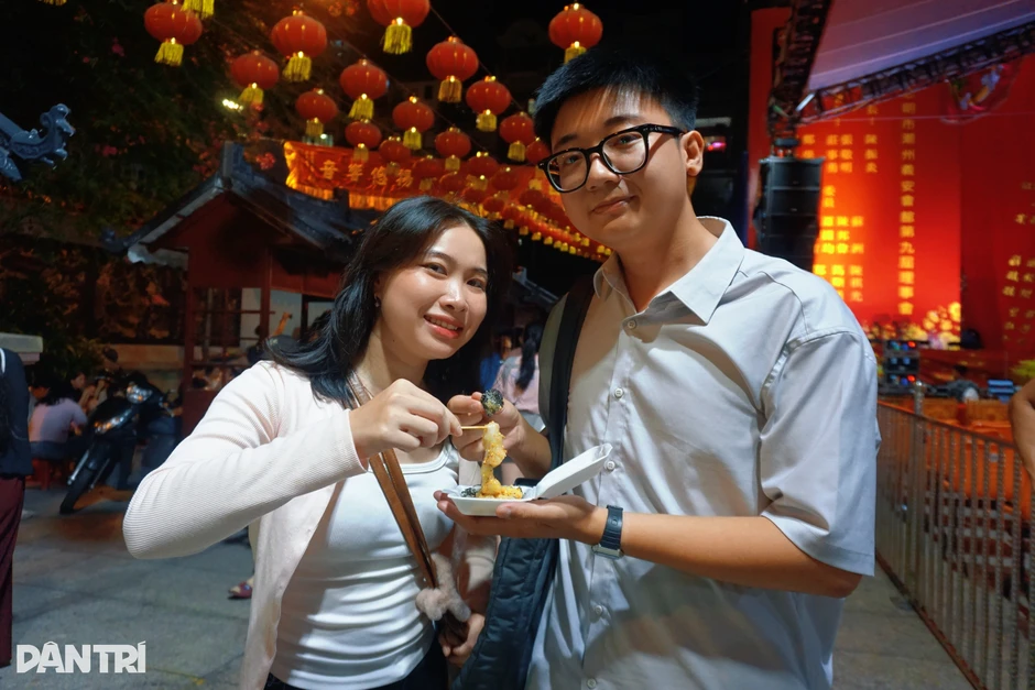 Giới trẻ xếp hàng mua món bánh lạ “ăn vào có tiền” ở TPHCM