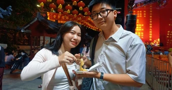 Giới trẻ xếp hàng mua món bánh lạ “ăn vào có tiền” ở TPHCM