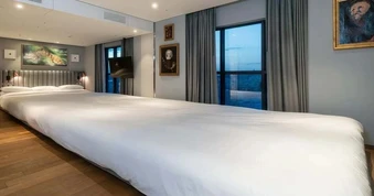 Giường ngủ khách sạn dài hơn 6m đủ chỗ cho cả nhà nằm nghỉ gây chú ý