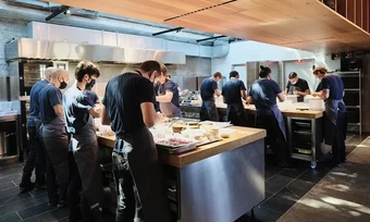Góc tối sau căn bếp sao Michelin