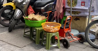 Hà Nội: Nhiều hàng quán "phơi" thực phẩm, đũa thìa ra mặt đường