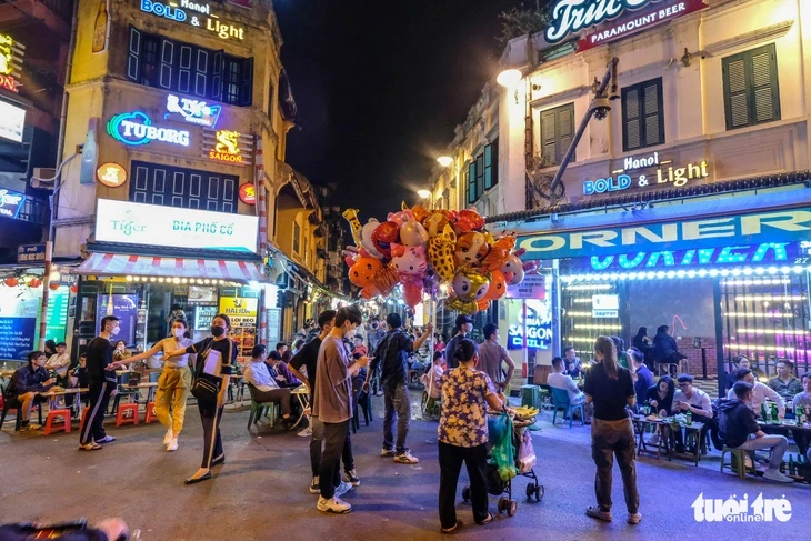 Hà Nội tính cho một số tuyến phố kinh doanh xuyên đêm để gia tăng mức chi tiêu của du khách Hà Nội tính cho một số tuyến phố kinh doanh xuyên đêm để gia tăng mức chi tiêu của du khách