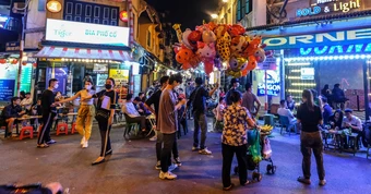 Hà Nội tính cho một số tuyến phố kinh doanh xuyên đêm để gia tăng mức chi tiêu của du khách