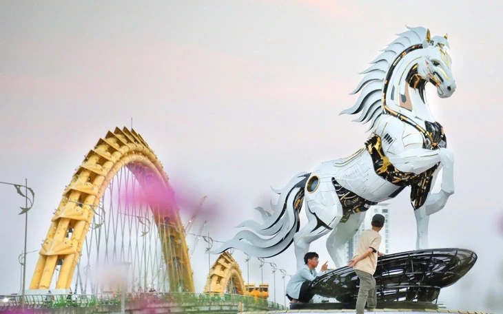 Hai linh vật ngựa gây sốt ở Đà Nẵng Tết Bính Ngọ sẽ được trưng bày thêm 6 tháng Hai linh vật ngựa gây sốt ở Đà Nẵng Tết Bính Ngọ sẽ được trưng bày thêm 6 tháng