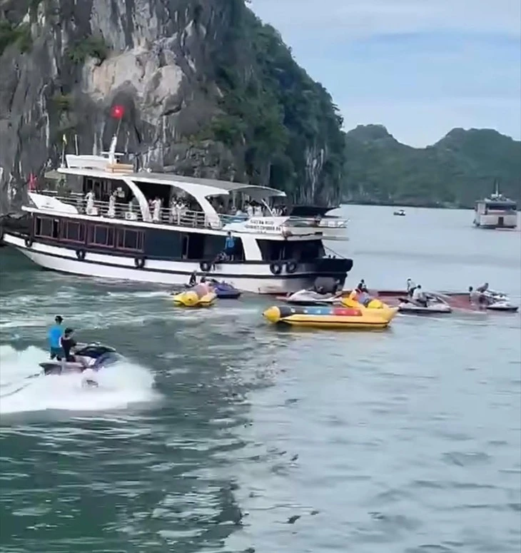 Hai tàu chở khách đâm va ở vịnh Lan Hạ, một tàu chìm, một phụ nữ tử vong Hai tàu chở khách đâm va ở vịnh Lan Hạ, một tàu chìm, một phụ nữ tử vong