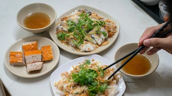 Hàng bánh cuốn Michelin gần 100 năm ở phố cổ