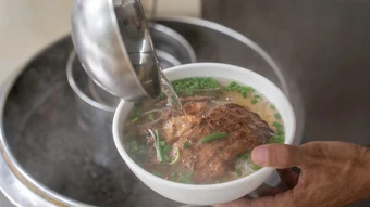 Hàng bún chả Hà Nội hút khách vì cách ăn khác thường