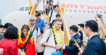 Hàng không tăng chuyến, Nha Trang đón làn sóng khách đổ về dịp lễ