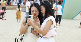 Hàng ngàn du khách đổ về biển Đà Nẵng dịp nghỉ lễ Giỗ Tổ