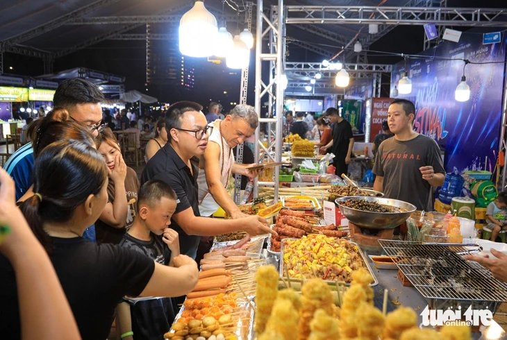 Hàng ngàn du khách trải nghiệm hơn 100 gian hàng tại lễ hội ven biển Đà Nẵng Hàng ngàn du khách trải nghiệm hơn 100 gian hàng tại lễ hội ven biển Đà Nẵng