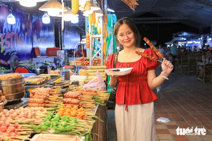 Hàng ngàn du khách trải nghiệm hơn 100 gian hàng tại lễ hội ven biển Đà Nẵng Hàng ngàn du khách trải nghiệm hơn 100 gian hàng tại lễ hội ven biển Đà Nẵng