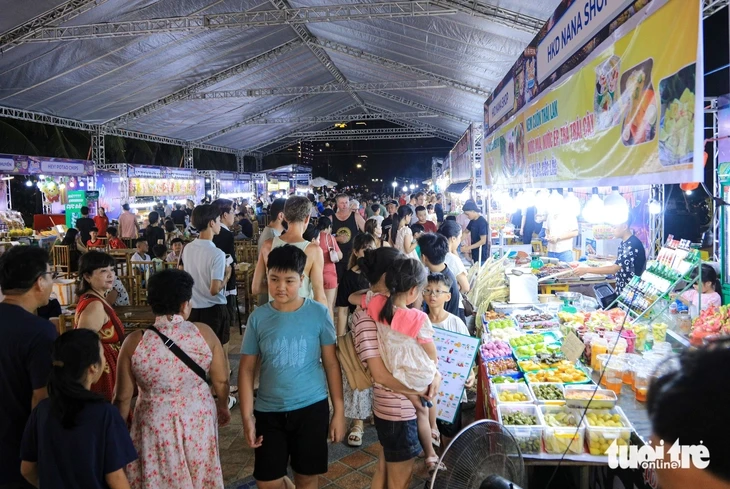 Hàng ngàn du khách trải nghiệm hơn 100 gian hàng tại lễ hội ven biển Đà Nẵng Hàng ngàn du khách trải nghiệm hơn 100 gian hàng tại lễ hội ven biển Đà Nẵng