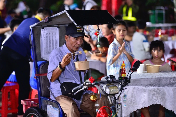 Hàng ngàn người dân Bàu Bàng đến với Phở yêu thương sau cơn mưa chiều
