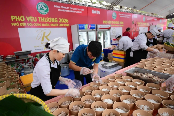 Hàng ngàn người dân Bàu Bàng đến với Phở yêu thương sau cơn mưa chiều