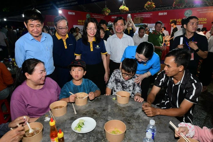 Hàng ngàn người dân Bàu Bàng đến với Phở yêu thương sau cơn mưa chiều