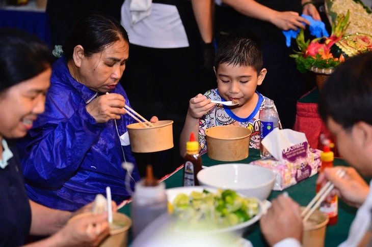 Hàng ngàn người dân Bàu Bàng đến với Phở yêu thương sau cơn mưa chiều
