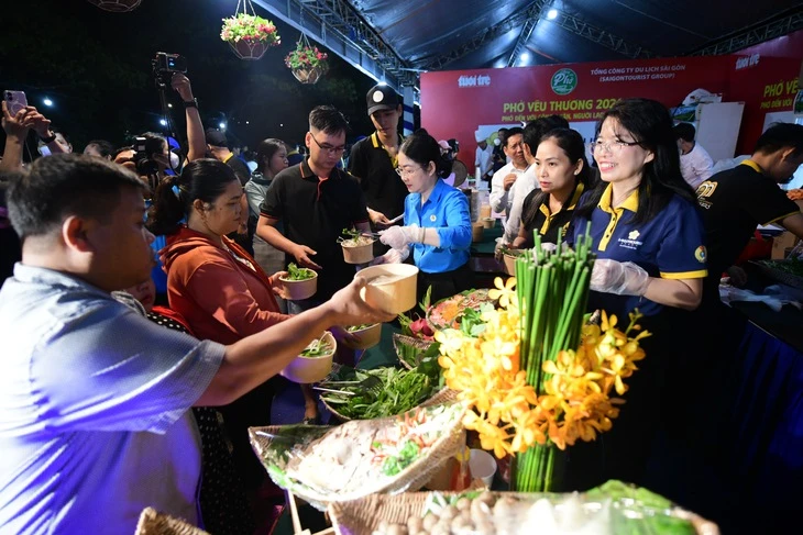Hàng ngàn người dân Bàu Bàng đến với Phở yêu thương sau cơn mưa chiều