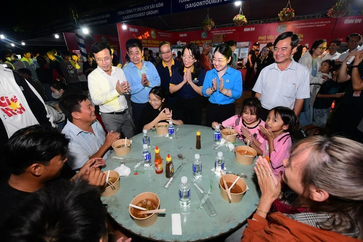 Hàng ngàn người dân Bàu Bàng đến với Phở yêu thương sau cơn mưa chiều